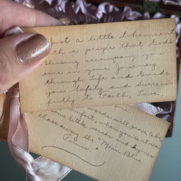 Haunted? Antique Victorian Silk-Lined Keepsake Box with Contents - Picture 3 of 7